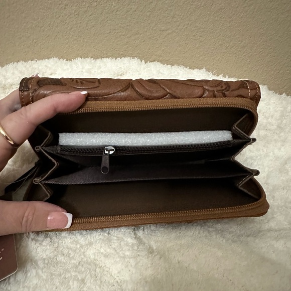 B.o.c. Brown Embossed Leather Wallet NWT - Picture 5 of 5